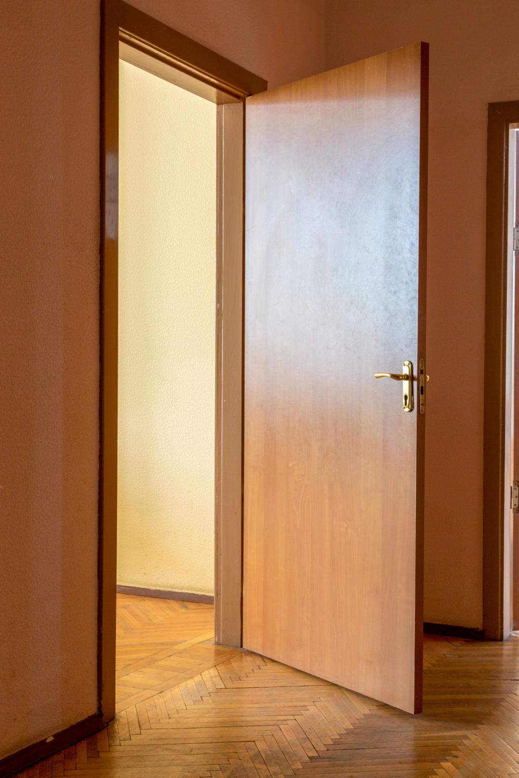 Rời Đi Đừng Đóng Cửa Quá Mạnh: Nghệ Thuật Trưởng Thành Trong Cách Kết Thúc